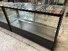 357 · GLASS DISPLAY CABINET, 1500 (L) x 500 (W) x 950mm (H), 1 x GLASS SHELF & 1 x KEY