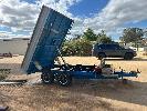 105a · 2014 TANDEM AXLE TIPPER TRAILER WITH CRANE, 12V OPERATION, 4m FLAT BED WITH DROP OFF SIDES,, VIN: 6T9T2600SE01FC023, GTM: 4499kg NO GST